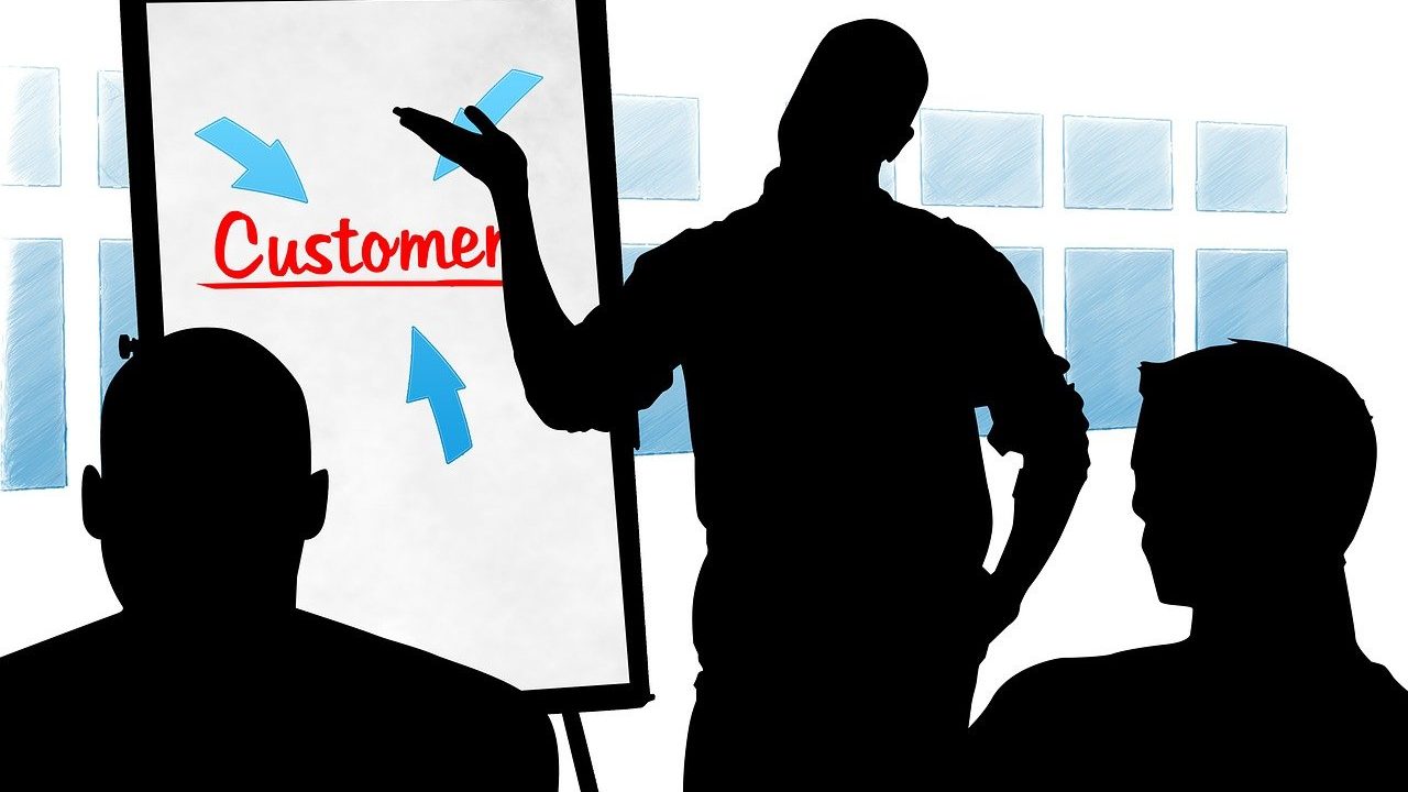 3 people learning about customer